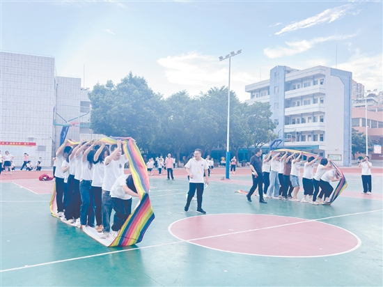 恩平市成德小學(xué)開展趣味橫生的團(tuán)建活動(dòng)。