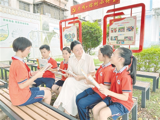謝瑩與學(xué)生們聊天。