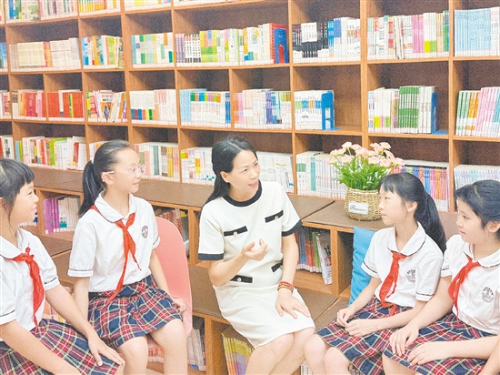 戚秀梅通過語言訓(xùn)練幫助學(xué)生。