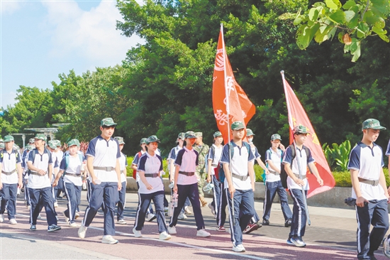 學生們在行走中理解“堅持”和“團結(jié)”的意義。