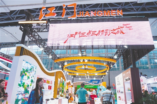 踏入江門展館，濃郁的僑鄉(xiāng)文化氣息撲面而來。