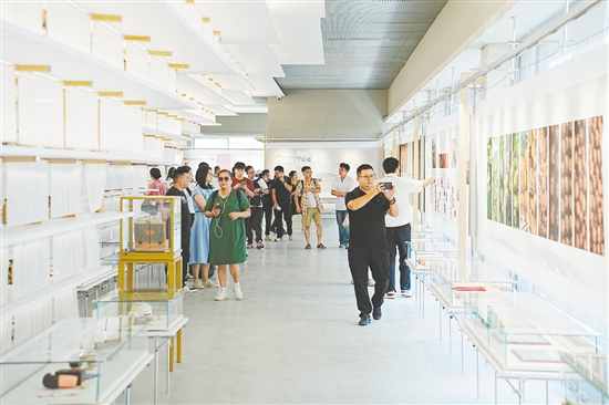 旅游行業(yè)代表們實(shí)地考察東甲原枝陳皮文化館。