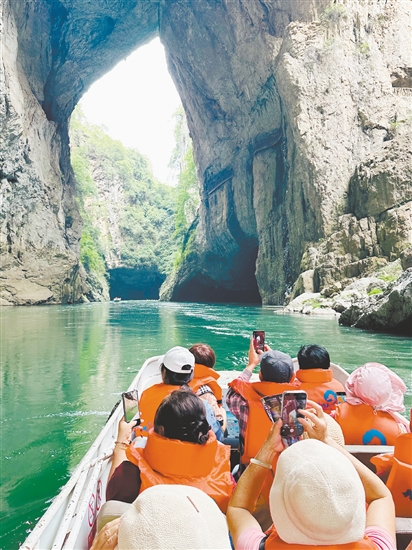 團友們乘船游九洞天。