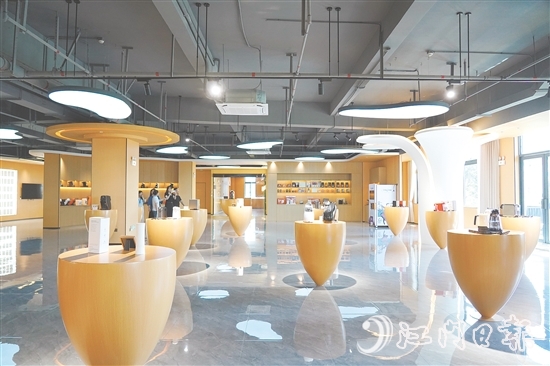 位于江海區(qū)的西啡科技展廳內(nèi)，陳列著各式各樣的膠囊咖啡機(jī)。