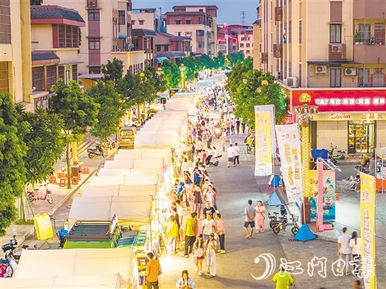 崖門圩鎮(zhèn)主街區(qū)洋溢著東南亞風(fēng)情，吸引大批市民游客前來。