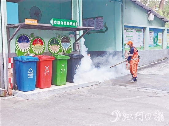 在北園新村垃圾收集點，環(huán)衛(wèi)工人進(jìn)行藥物噴灑。