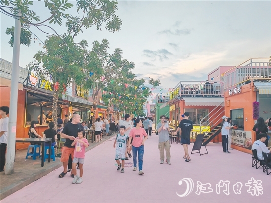 南職大學(xué)路限時(shí)步行街啟用后，吸引周邊群眾、師生及游客前來打卡。