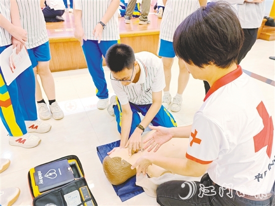 學生在講師的指導下反復練習，熟練掌握急救動作要領(lǐng)。