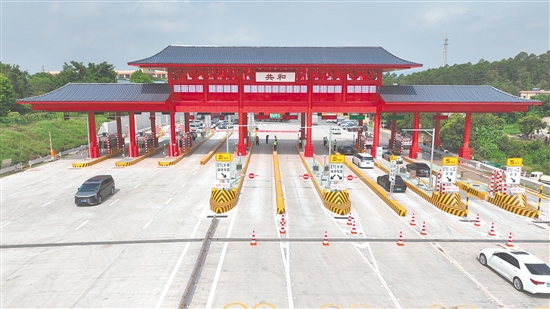 江鶴高速新共和收費站正式通車，成為本地又一特色門戶。