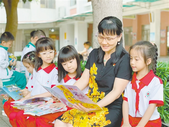 胡務娟認為學生才是課堂的主人，教師應做到心中有學生。