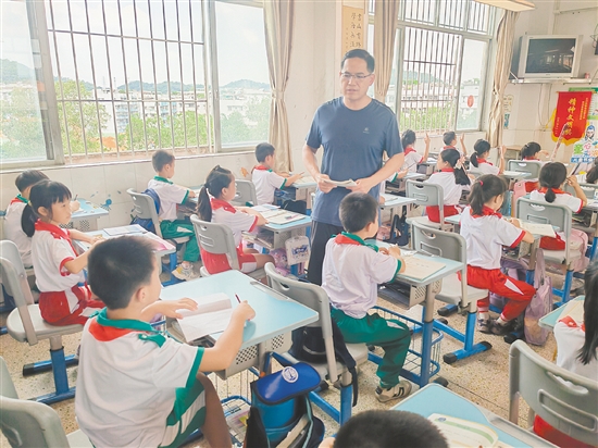 馮健成認為，教書育人從來不是一份簡單的工作。