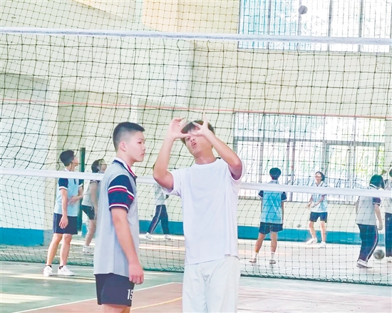 “冠軍校友”回到母校，為學校排球隊的隊員進行指導。