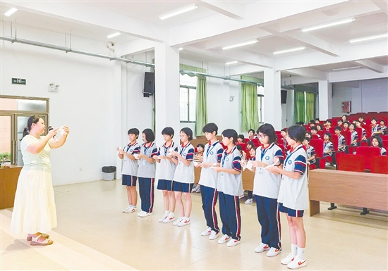 任遠(yuǎn)中學(xué)面向七年級女生開設(shè)衛(wèi)生與健康教育課。