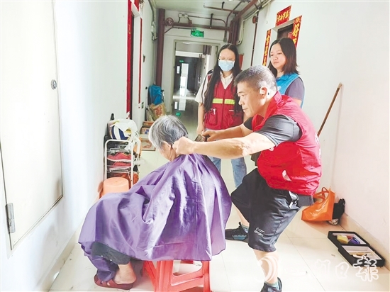 天福社區(qū)開(kāi)展義剪活動(dòng)，工作人員上門(mén)為行動(dòng)不便老人理發(fā)。