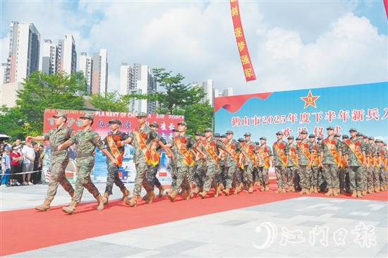 新兵們精神抖擻。