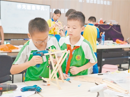 鶴山市積極舉辦各類青少年科技賽事，通過以賽促學(xué)、以賽促創(chuàng)的方式，為青少年搭建展示創(chuàng)意和動(dòng)手能力的平臺(tái)。