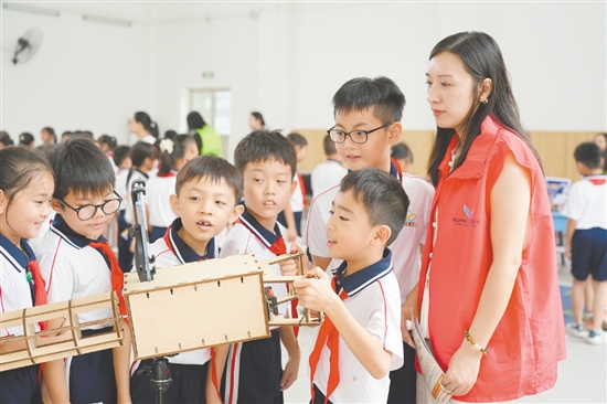 鶴山市舉辦“科普進(jìn)校園，點(diǎn)亮科技?jí)簟被顒?dòng)，學(xué)生們動(dòng)手操作設(shè)備，直觀了解科學(xué)原理在實(shí)際生活中的應(yīng)用，感受科技的無窮魅力。
