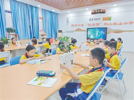 學(xué)生們?cè)诹己玫沫h(huán)境中閱讀喜愛(ài)的書(shū)籍。