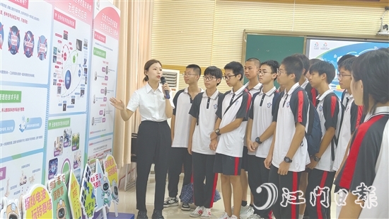 通過聆聽講解、動(dòng)手體驗(yàn)，臺(tái)山一中的同學(xué)們對(duì)無線電技術(shù)知識(shí)有了更好的理解。