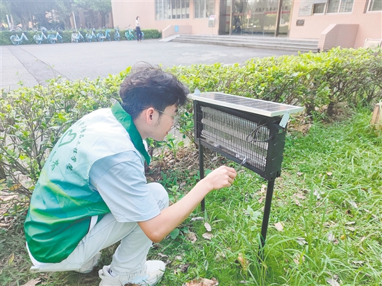五邑大學(xué)志愿者在戶外投放人體氣味仿生蚊蟲誘捕劑。