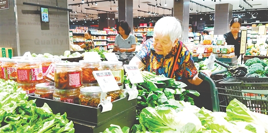 我市商超、農(nóng)貿(mào)市場貨足價(jià)穩(wěn)，市民淡定備貨。