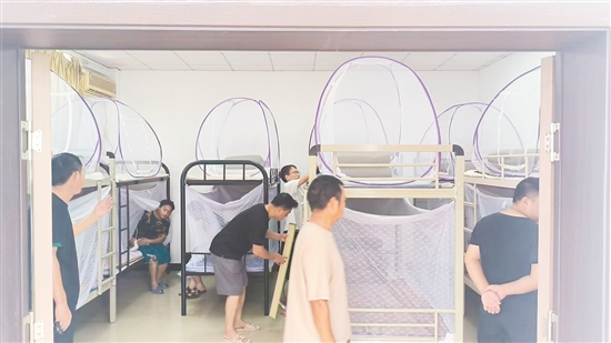 白沙街道應(yīng)急庇護(hù)中心內(nèi)，防蚊物資、醫(yī)療用品、食品等一應(yīng)俱全。