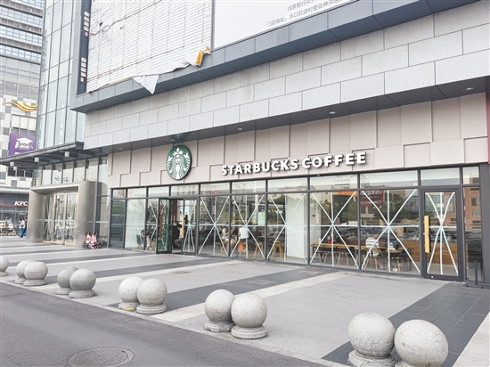 我市商戶、市民用各種小技巧加固玻璃幕墻。圖為開(kāi)平東匯城部分商戶貼“米”字膠帶防風(fēng)。