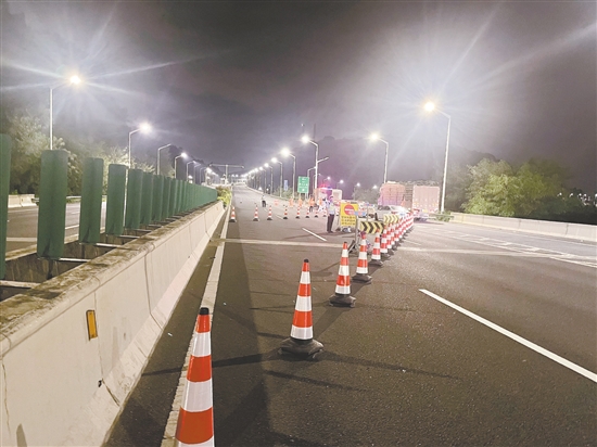 9月23日22時(shí)起，我市對(duì)外海大橋、潮連大橋、江順大橋?qū)嵤┙煌ü苤?。圖為江順大橋封橋現(xiàn)場(chǎng)。