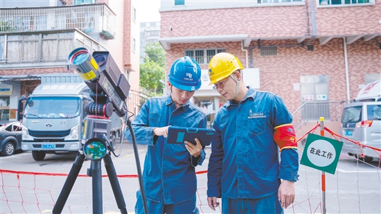 根據(jù)無(wú)人機(jī)實(shí)時(shí)傳回的畫面，運(yùn)維人員調(diào)整激光炮參數(shù)。受訪者供圖