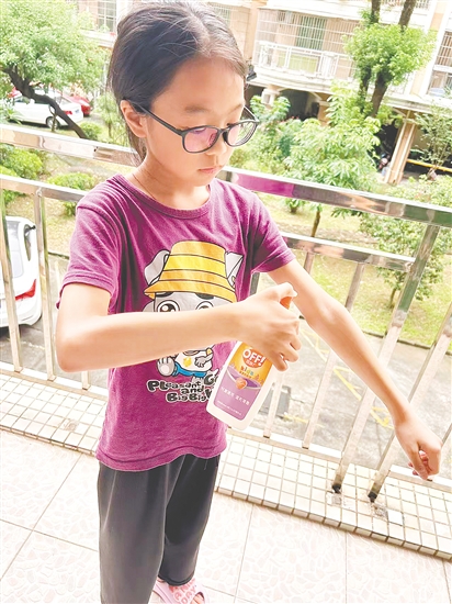 培英小學(xué)學(xué)生在噴驅(qū)蚊液。