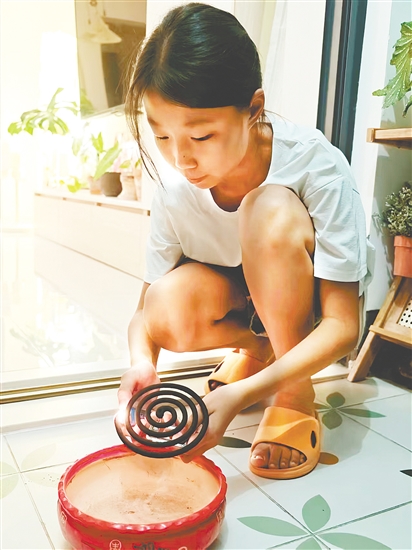 棠下實(shí)驗(yàn)小學(xué)學(xué)生在家點(diǎn)蚊香。
