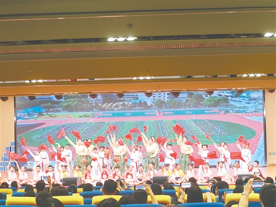 同學(xué)們帶來(lái)精彩的經(jīng)典誦讀表演。