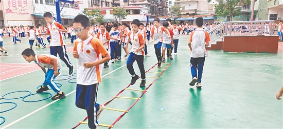 在西郊小學(xué)，田徑場不僅是強健體魄的跑道，更是錘煉意志品格的熔爐。