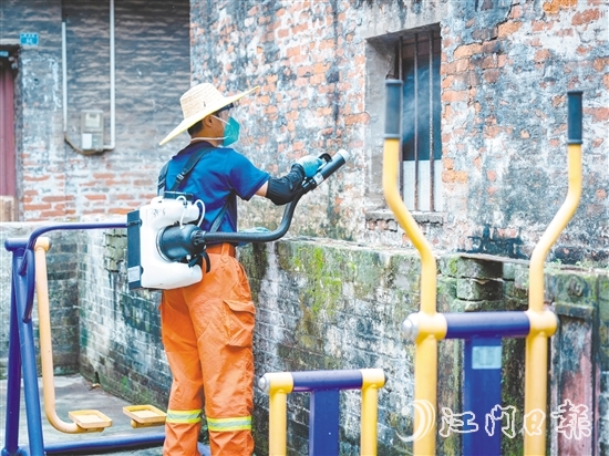 專業(yè)消殺員對公共區(qū)域進(jìn)行消殺。