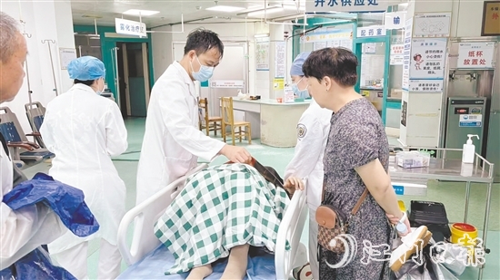 臺風(fēng)肆虐期間，醫(yī)護(hù)人員救治急癥患者。