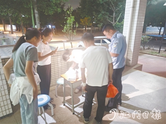 民警引導(dǎo)相關(guān)人員前往應(yīng)急避難場所。