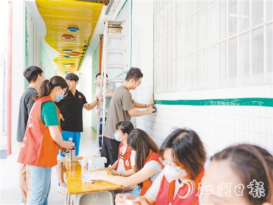 臺風(fēng)來襲，全區(qū)94個應(yīng)急避難場所開放。圖為黨員志愿者在安裝紗窗。