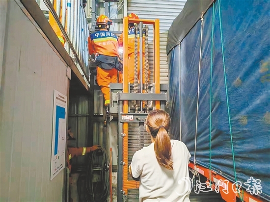 臺風(fēng)過境后，消防人員幫市民緊急維修變形卷簾門。