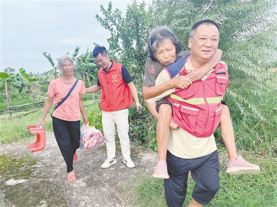 在各級(jí)黨組織和黨員努力下，納入轉(zhuǎn)移范圍的群眾全部轉(zhuǎn)移到位。