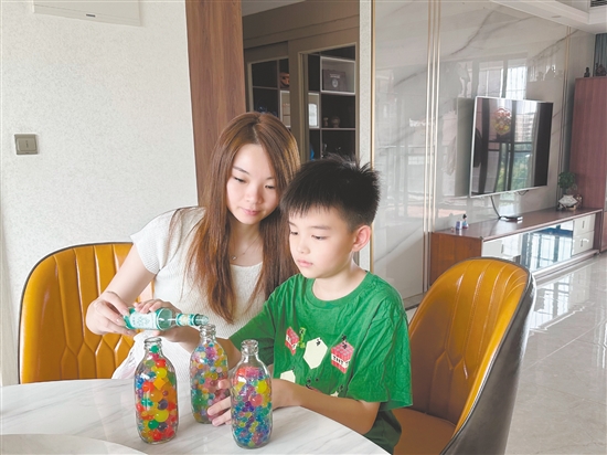 江門(mén)市農(nóng)林小學(xué)的學(xué)生在家里和家長(zhǎng)一起自制驅(qū)蚊水。