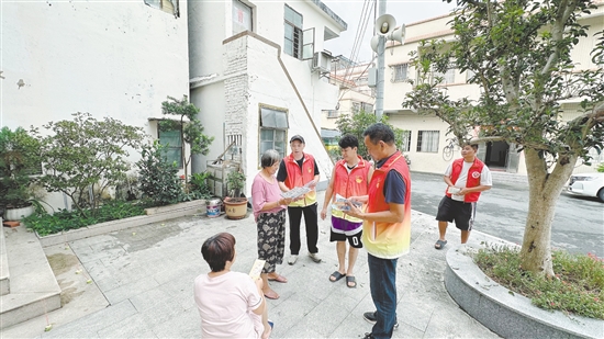 蓬江區(qū)杜阮鎮(zhèn)長喬村新時(shí)代文明實(shí)踐站黨員干部向村民發(fā)放滅蚊煙片和《關(guān)于做好臺(tái)風(fēng)“樺加沙”防御及居家滅蚊告知書》。