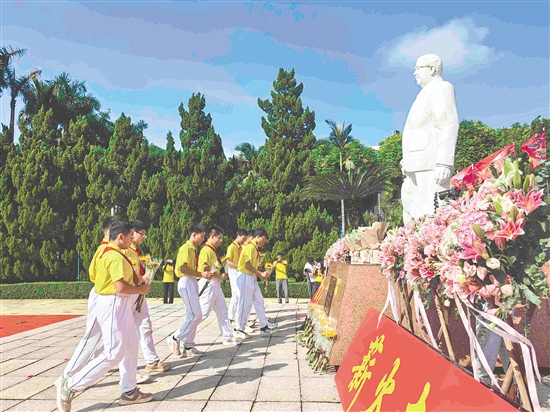 新會(huì)學(xué)子向陳經(jīng)綸先生石像獻(xiàn)花、鞠躬，表達(dá)心中的敬意和感恩之情。