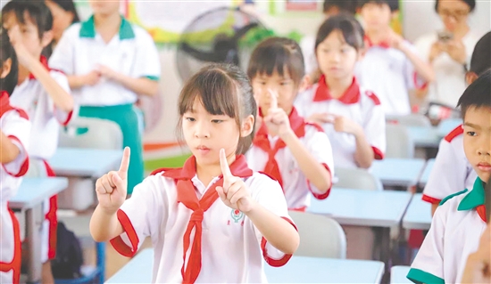 學(xué)生在活動(dòng)中學(xué)習(xí)護(hù)眼知識(shí)。