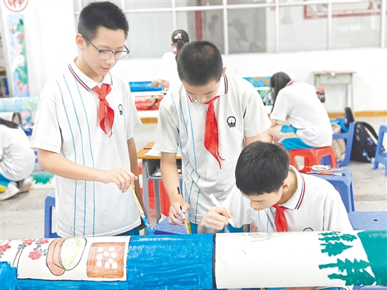 同學(xué)們?cè)谶M(jìn)行“二十四節(jié)氣”主題塑料管作品創(chuàng)作。