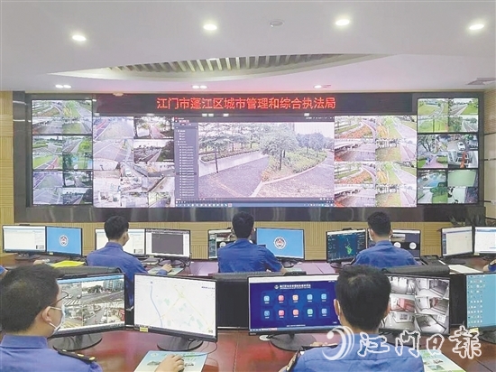 “城管110”指揮中心24小時(shí)待命，保障人民群眾生命財(cái)產(chǎn)安全。