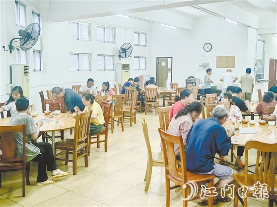 轉(zhuǎn)移安置的建筑工人在白沙街道應(yīng)急庇護(hù)中心有序就餐。