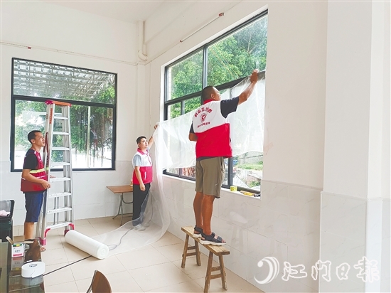鶴山市各鎮(zhèn)（街）對應(yīng)急避難場所進(jìn)行全面消殺滅蚊、紗窗安裝等工作。