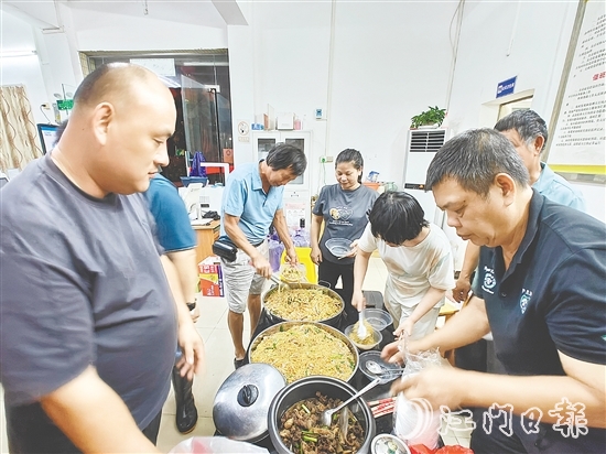 宅梧鎮(zhèn)靖村村委會為轉(zhuǎn)移群眾準(zhǔn)備暖心晚餐。