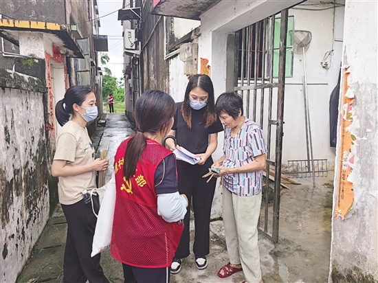 村干部、志愿者齊上陣，進(jìn)村入戶宣傳防滅蚊知識(shí)。