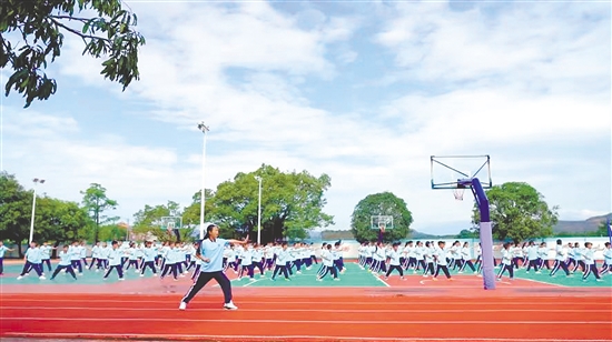 牛江鎮(zhèn)中心小學(xué)學(xué)生練習(xí)軍體拳。